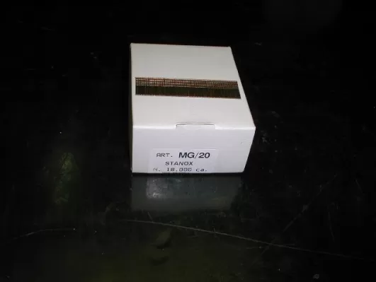 Kit Di 2 Scatole Da 18000 Pz Di Groppini Mg/20 Con Testa 0,8 X 20 Mm 