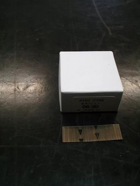 Kit Di 2 Scatole Da 10000 Pz Di Spilli 0,64 X 20 Mm